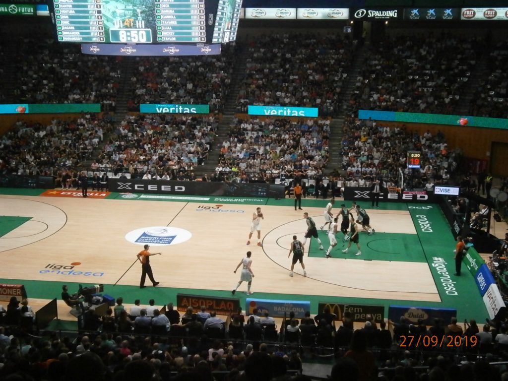 Primer partido oficial de baloncesto de la liga española con la iluminación LED en el Pabellón Olímpico de Badalona entre el Joventut y el Real Madrid.