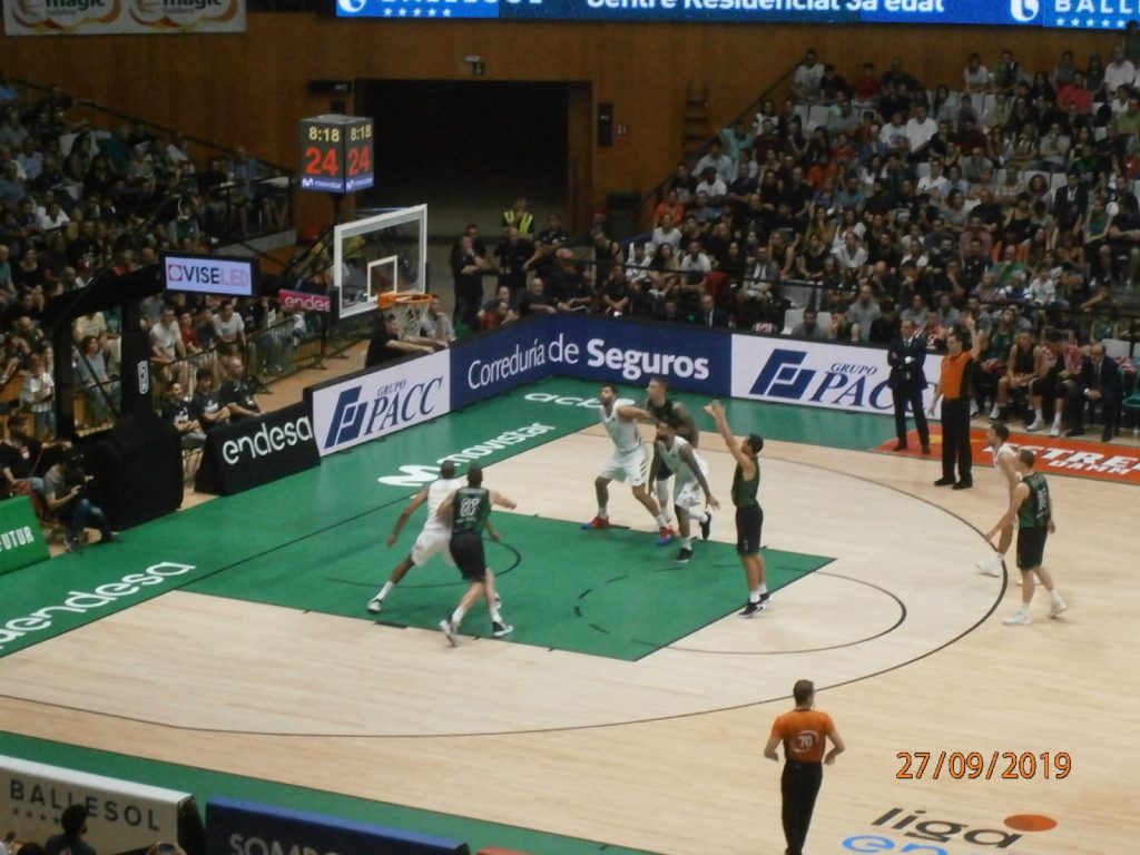 Primer partido oficial de baloncesto de la liga española con la iluminación LED en el Pabellón Olímpico de Badalona entre el Joventut y el Real Madrid.